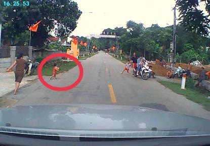 Tài xế hú hồn vì em bé bất ngờ chạy ngang đường ở Quỳ Hợp