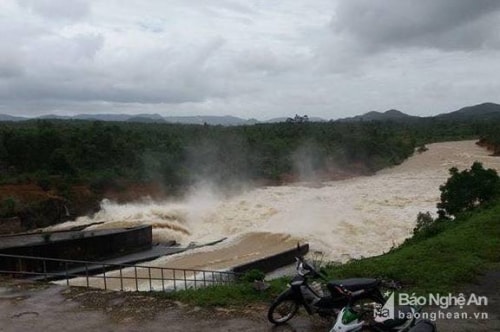 Hồ Vực Mấu xả tràn ứng phó với hoàn lưu bão số 6