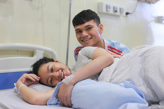 Vợ chồng hậu vệ Phạm Xuân Mạnh đón con gái đầu lòng