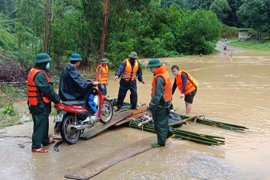 Lực lượng Bộ đội Biên phòng hỗ trợ người dân Anh Sơn trong mưa lũ