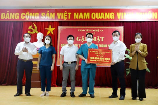 Chủ tịch UBND tỉnh gặp mặt đoàn cán bộ y, bác sĩ tăng viện từ TP. Hồ Chí Minh trở về