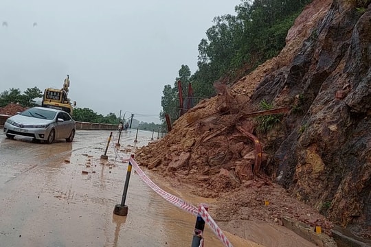 Video: Cận cảnh Rú Nguộc (Thanh Chương, Nghệ An) sạt lở mạnh, đe dọa an toàn giao thông