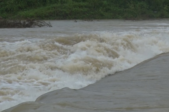 Video: Mưa lớn chia cắt nhiều tuyến đường ở huyện vùng cao Nghệ An