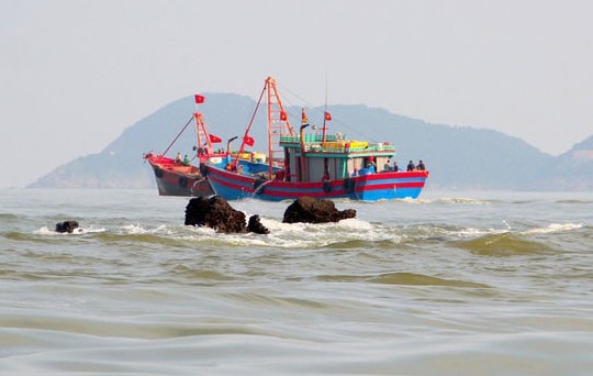 Tàu cá bị giông lốc đánh chìm, 6 ngư dân Cửa Lò bơi trên biển suốt 2 giờ đồng hồ