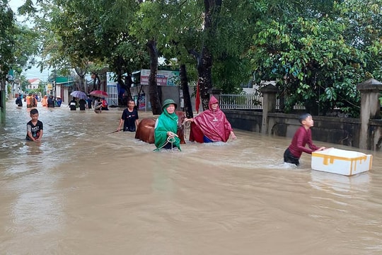Nước ngập sâu, người dân Quỳnh Lưu sơ tán tránh lũ
