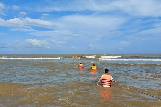 Nghệ An: Tìm kiếm người đàn ông mất tích khi đang mò ngao trên biển