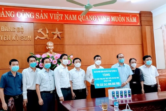 Nghệ An: Chương trình 'Sóng và máy tính cho em' nhận được 2500 máy điện thoại