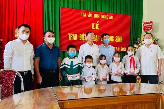 Tòa án nhân dân tỉnh hỗ trợ điện thoại cho học sinh khó khăn tại huyện Anh Sơn