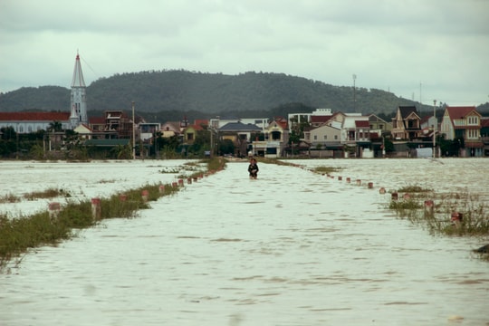 Xuyên trưa tiếp tế cho người dân vùng ngập lũ Quỳnh Lưu