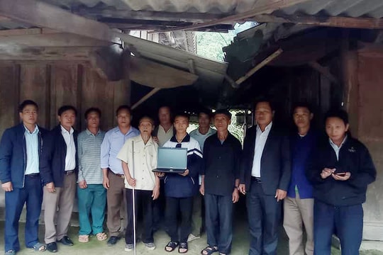 Nghệ An: Họ hàng góp tiền mua máy tính tặng cậu học trò người Mông đậu Đại học Y Hà Nội