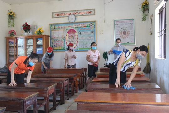 Quỳnh Lưu khẩn trương vệ sinh sau lũ, chuẩn bị đón học sinh trở lại trường