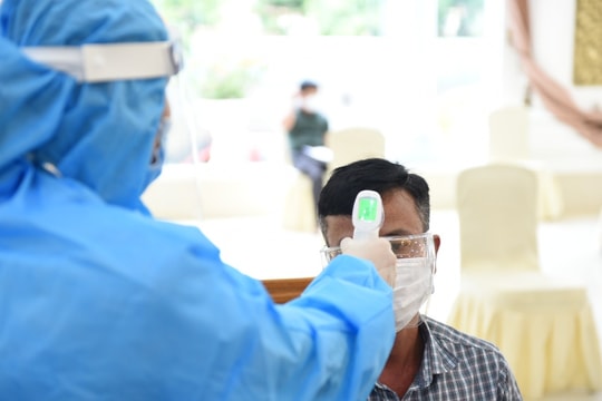 Hàng loạt quầy thuốc ở Nghệ An bị xử phạt vì bán thuốc ho, sốt không đo thân nhiệt khách