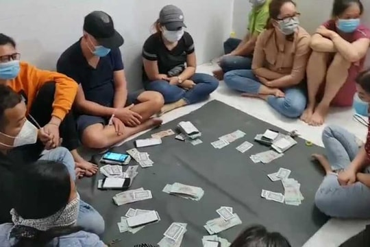 Phá sòng bạc tiền tỷ hoạt động giữa mùa dịch