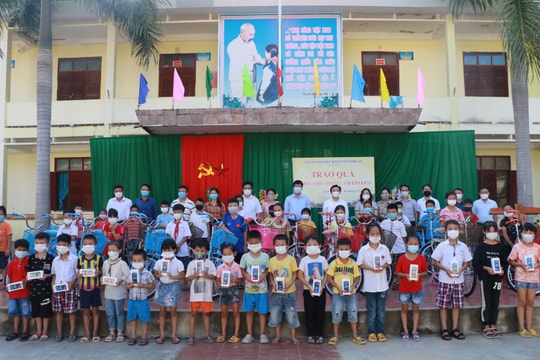 Sở Giáo dục và Đào tạo tặng xe đạp, điện thoại cho học sinh khó khăn huyện Anh Sơn