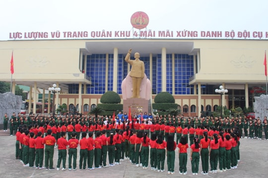 Tôn tạo Tượng đài Bác Hồ với lực lượng vũ trang Quân khu 4