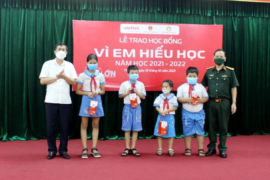 Viettel Nghệ An trao hơn 2,6 tỷ đồng cho Quỹ học bổng ‘Vì em hiếu học năm học’ 2021 - 2022