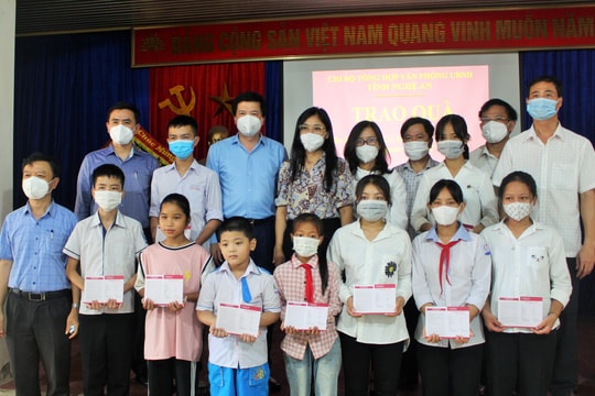 Trao học bổng, điện thoại thông minh cho học sinh ở Con Cuông, Quỳnh Lưu