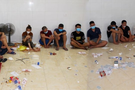 Nghệ An: Đột kích trại gà và quán cà phê, bắt 23 đối tượng đánh bạc