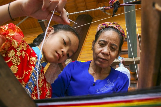 Tuổi cao vẫn nhiệt tâm trao truyền lửa nghề 