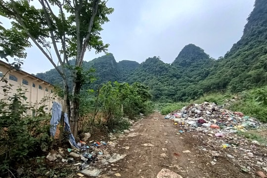 Con Cuông: Bãi rác quá tải gây ô nhiễm nặng