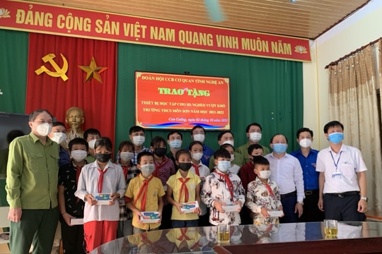 Hội Cựu Chiến binh cơ quan Tỉnh ủy tặng điện thoại thông minh cho học sinh khó khăn