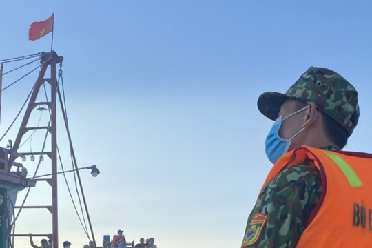 Tìm kiếm ngư dân rơi xuống biển mất tích