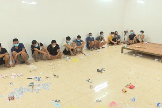 Video: Công an đột kích tụ điểm đánh bạc được bố trí canh phòng nhiều lớp