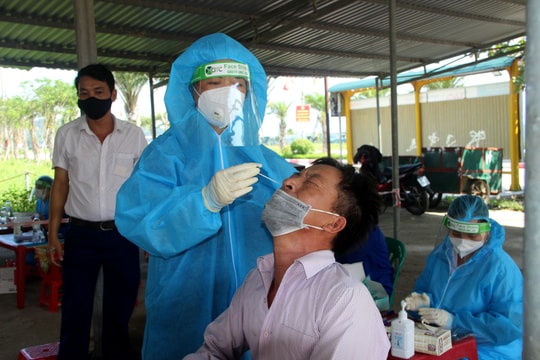 Thị xã Cửa Lò siết chặt phòng dịch tại bến cá, chợ dân sinh