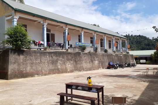 Bí thư Đảng ủy xã đưa con trai đang cách ly tập trung về nhà 'làm vía'