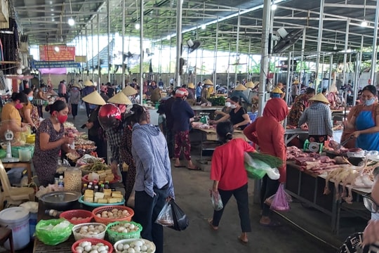 Chợ huyện đầu tiên ở Nghệ An lắp vách ngăn chống giọt bắn bài bản