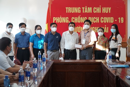 Sở Giáo dục và Đào tạo động viên, trao quà hỗ trợ thị xã Cửa Lò phòng chống dịch