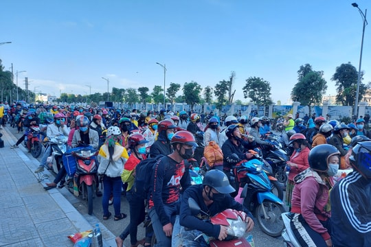 Nghệ An đón đoàn hơn 500 người từ các tỉnh phía Nam về quê tránh dịch bằng xe máy