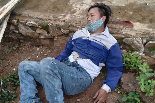 Ngã khi trèo cau, người đàn ông bị thương nặng