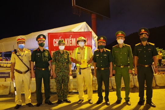 Bộ CHQS tỉnh thăm, tặng quà chốt kiểm soát dịch tại cầu Bến Thủy 2 (TP Vinh)