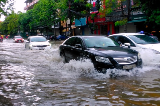 Đường TP. Vinh ngập cục bộ do mưa lớn kéo dài
