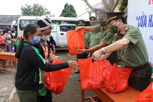 Công an Nghệ An khai trương cửa hàng tạp hóa miễn phí vì cộng đồng ở Kỳ Sơn 