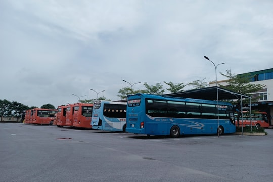 Chưa được hoạt động lại, xe khách liên tỉnh ở Nghệ An vẫn tiếp tục nằm bãi