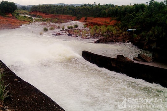 Hồ Vực Mấu tiếp tục xả tràn ứng phó với áp thấp nhiệt đới