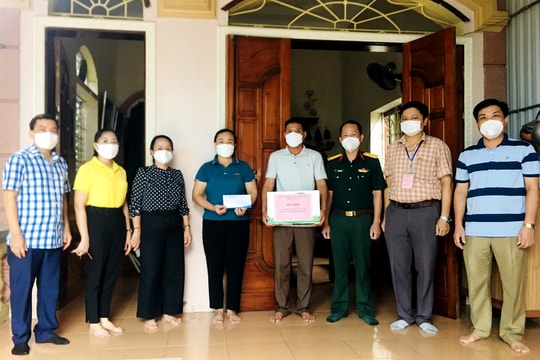 Lãnh đạo thị xã Cửa Lò trao quà hỗ trợ gia đình ngư dân gặp nạn trên biển