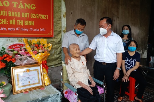 Nữ đảng viên ở thành phố Vinh nhận Huy hiệu 75 tuổi Đảng