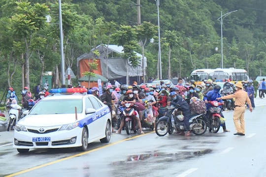 Lực lượng chức năng Nghệ An túc trực 24/7 đón hàng nghìn công dân đi xe máy về quê tránh dịch