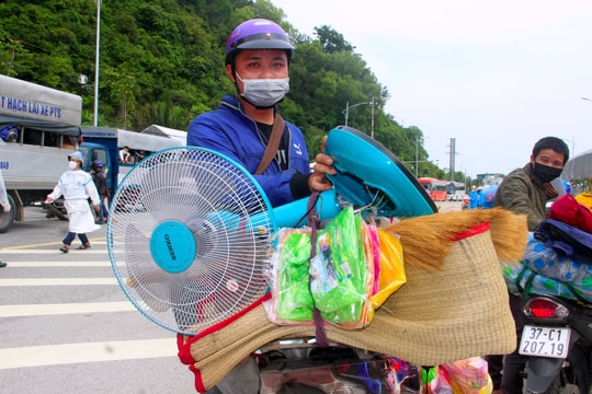 Những tài sản đặc biệt trên các chuyến xe vượt hơn nghìn cây số hồi hương