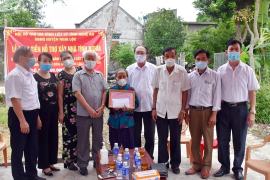 Trao 50 triệu đồng hỗ trợ xây nhà tình nghĩa cho thân nhân liệt sĩ ở Nghi Lộc