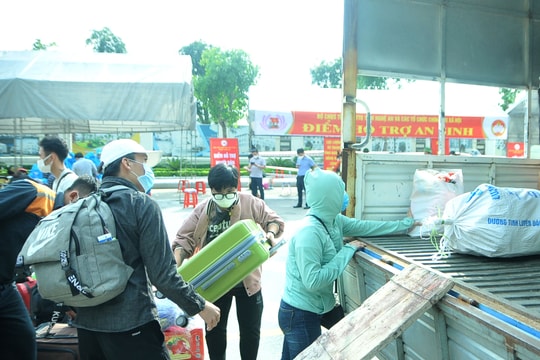 Nghệ An huy động hàng trăm lượt phương tiện để trung chuyển công dân về quê