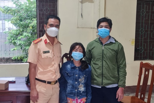 Cảnh sát giao thông tìm thấy cháu bé bị lạc trên đường từ vùng dịch miền Nam về quê 