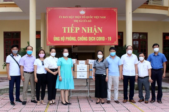 Công ty CP Tập đoàn Thiên Minh Đức trao tặng nước khử khuẩn phòng dịch cho Thị xã Cửa Lò