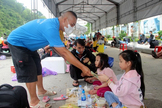 Ấm tình người tại điểm đón công dân hồi hương 