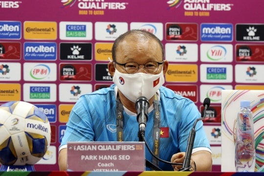 HLV Park thừa nhận mắc sai lầm khiến ĐT Việt Nam thua sát nút; 21 tuyển thủ U22 lên đường sang UAE