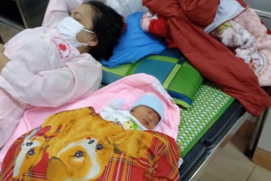 Sản phụ đẻ rơi trên Quốc lộ 1A khi đang từ miền Nam về quê bằng xe máy