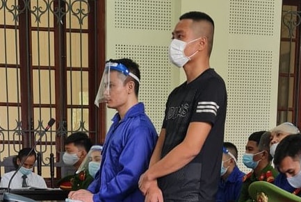 Nhóm thanh niêm ném 'bom xăng' vào nhà người phụ nữ đơn thân